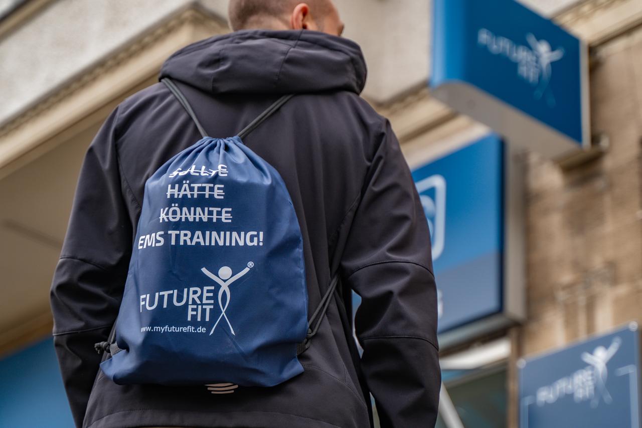 FUTURE FIT Mitglied auf dem Weg zum EMS Training